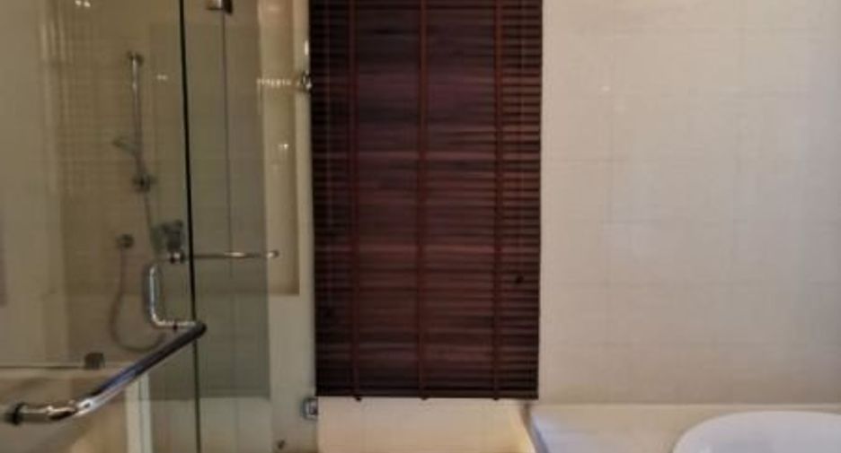 For rent 4 bedrooms house in Yan Nawa, Bangkok