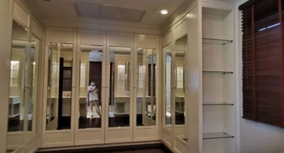 For rent 4 bedrooms house in Yan Nawa, Bangkok