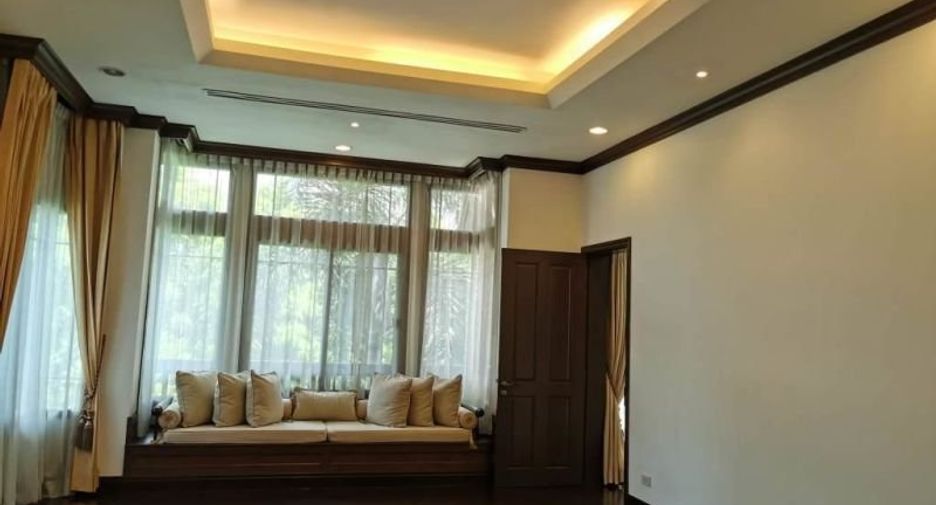 For rent 4 bedrooms house in Yan Nawa, Bangkok