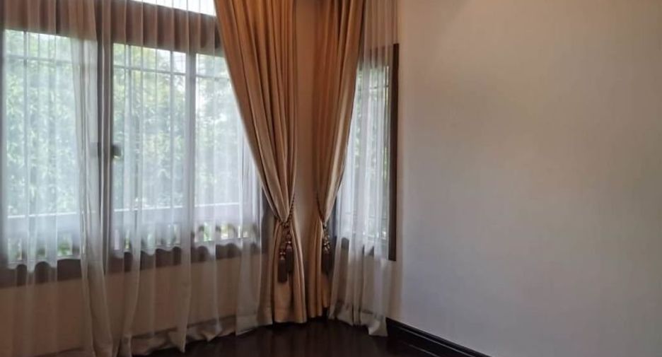 For rent 4 bedrooms house in Yan Nawa, Bangkok