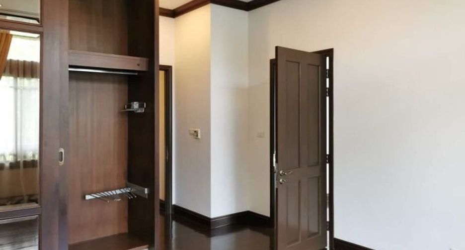 For rent 4 bedrooms house in Yan Nawa, Bangkok