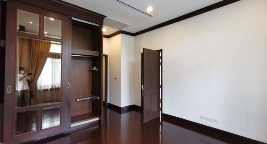For rent 4 bedrooms house in Yan Nawa, Bangkok
