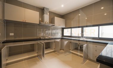 For sale 4 Beds house in Bang Kapi, Bangkok
