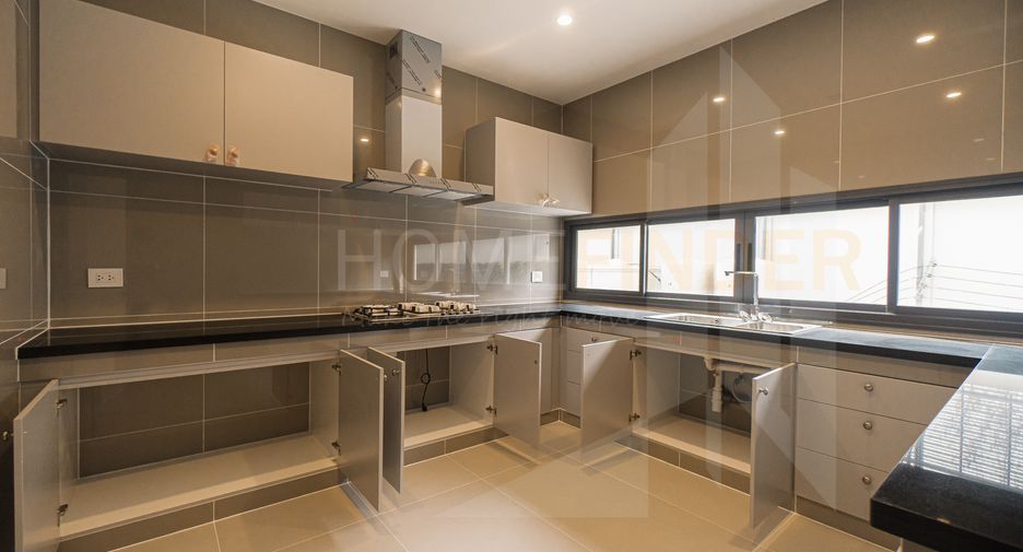 For sale 4 Beds house in Bang Kapi, Bangkok