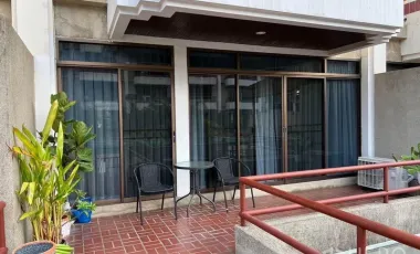 Casa adosada en alquiler y en venta de 4 habitaciones en Suan Luang, Bangkok