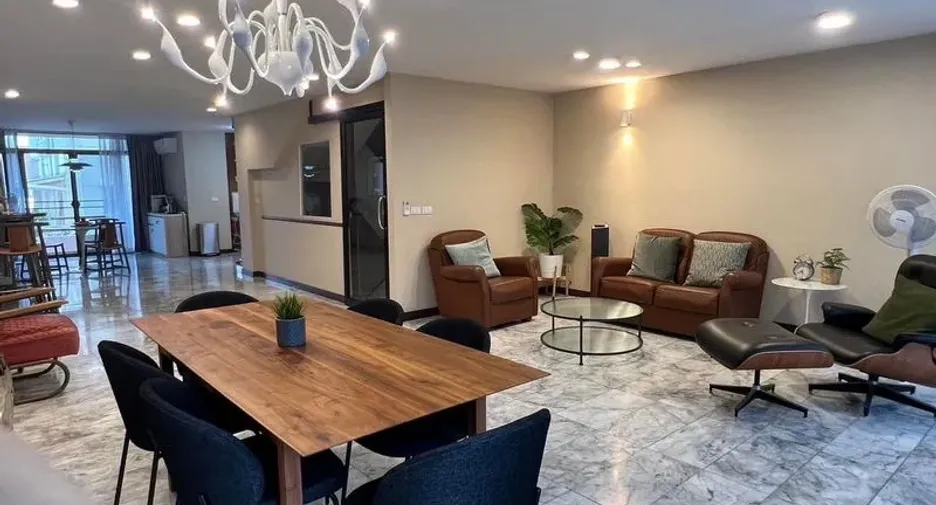 Casa adosada en alquiler y en venta de 4 habitaciones en Suan Luang, Bangkok