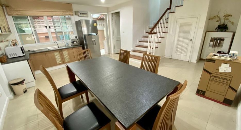 For rent そして for sale 3 Beds townhouse in Bang Na, Bangkok