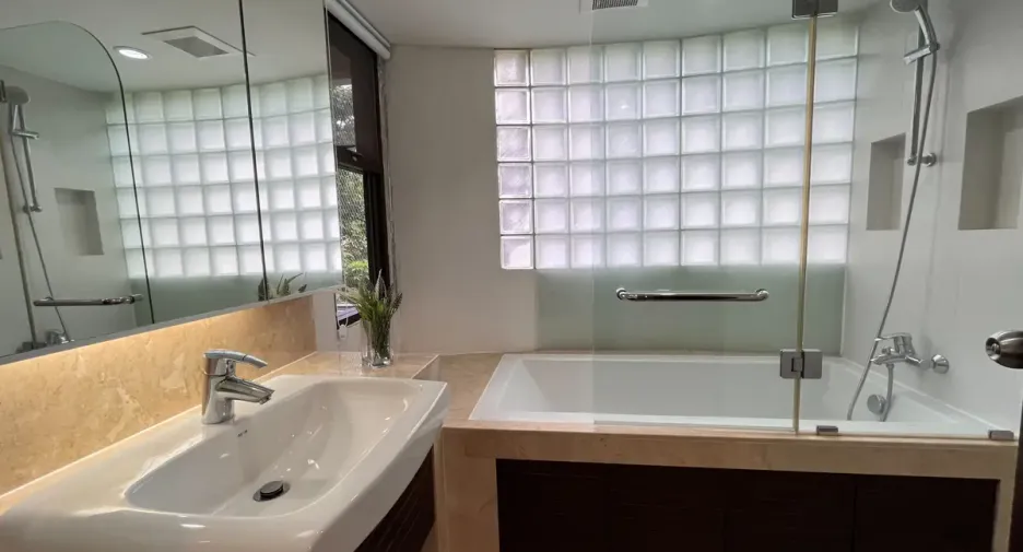 For rent 3 bedrooms condo in Khlong Toei, Bangkok