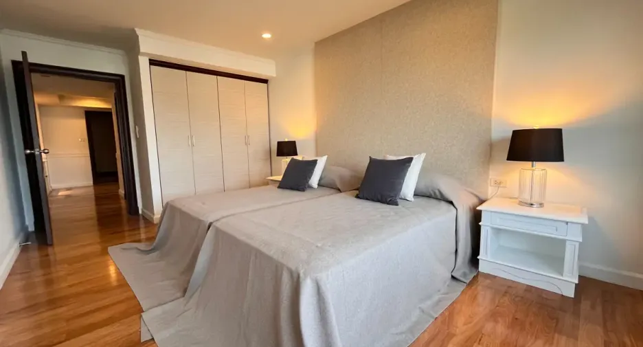 For rent 3 bedrooms condo in Khlong Toei, Bangkok
