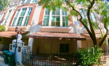 For rent 4 bed townhouse in Watthana, Bangkok