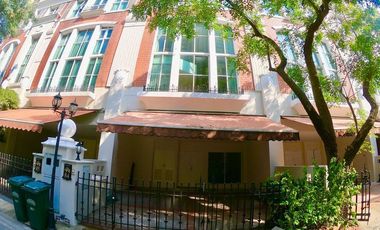For rent 4 bed townhouse in Watthana, Bangkok