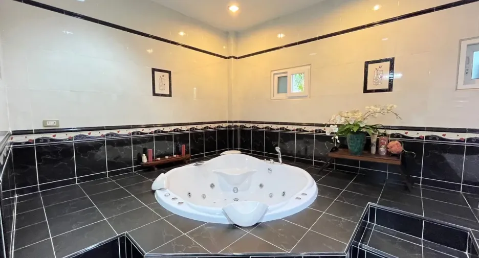 For sale 5 bedrooms house in Bang Lamung, Chonburi