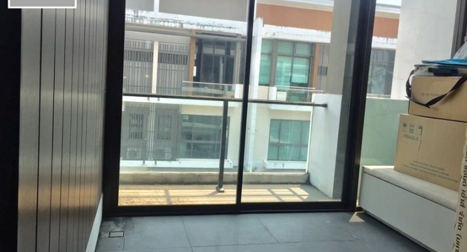 À vendre 3 chambres maison de ville à Khan Na Yao, Bangkok