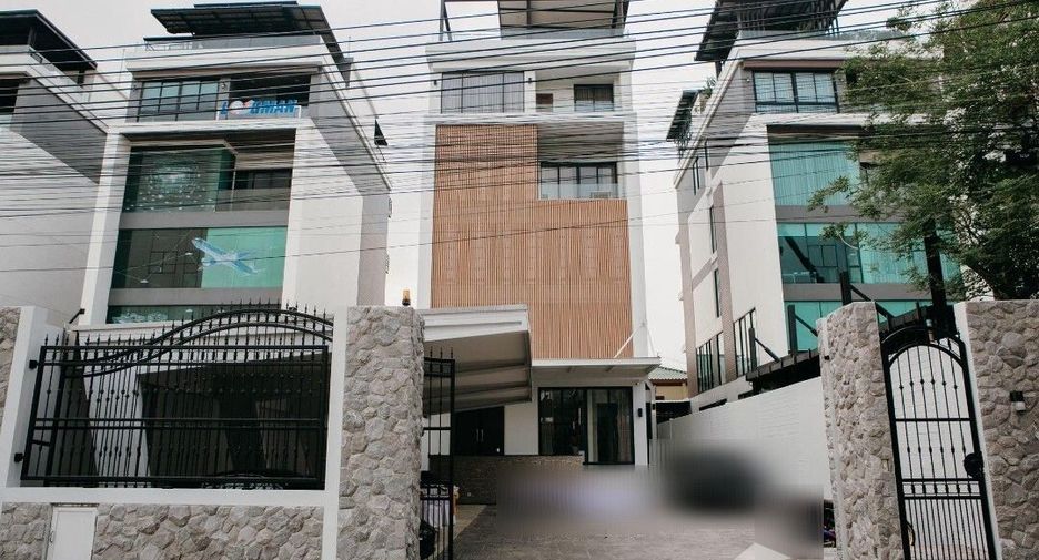 For sale 6 bed townhouse in Lat Phrao, Bangkok