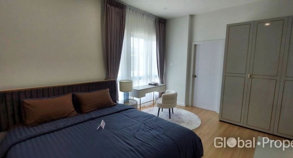 For sale 4 bedrooms house in East Pattaya, Pattaya