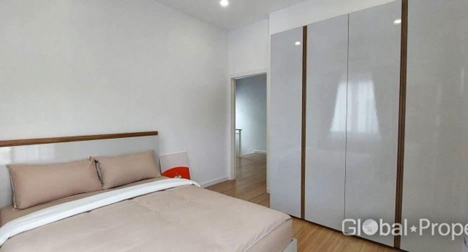 For sale 4 bedrooms house in East Pattaya, Pattaya