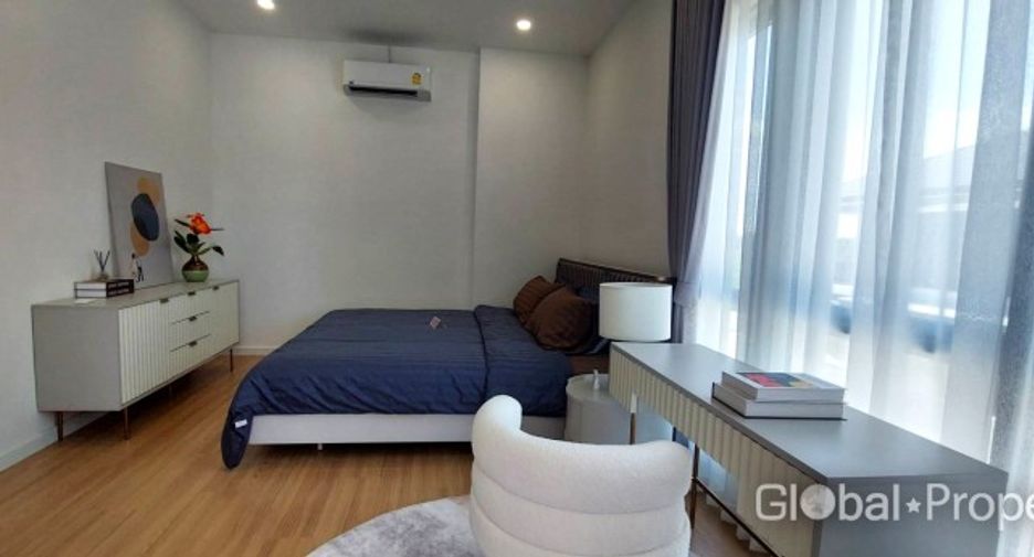 For sale 4 bedrooms house in East Pattaya, Pattaya