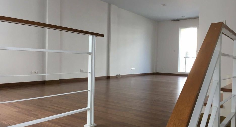 For sale 3 Beds townhouse in Yan Nawa, Bangkok