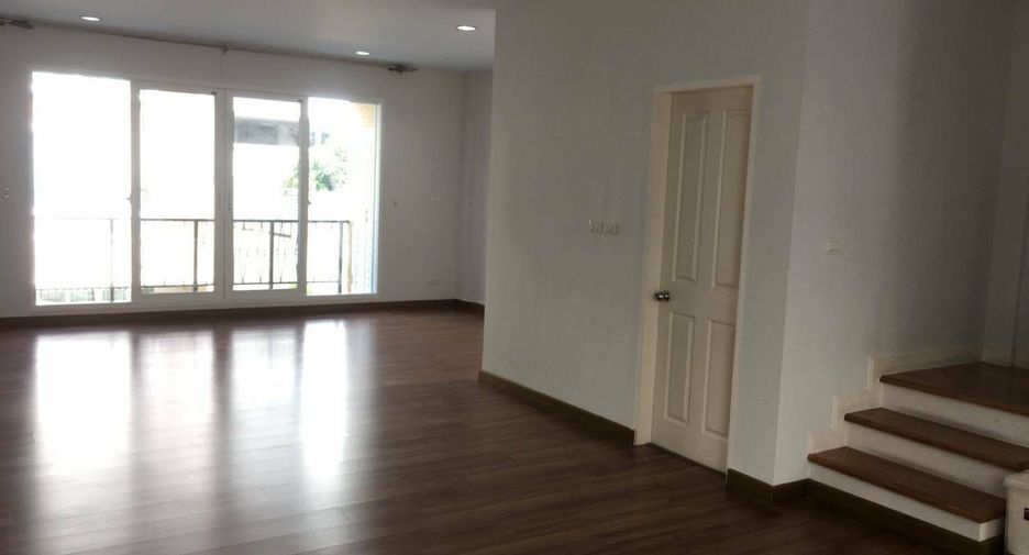 For sale 3 Beds townhouse in Yan Nawa, Bangkok