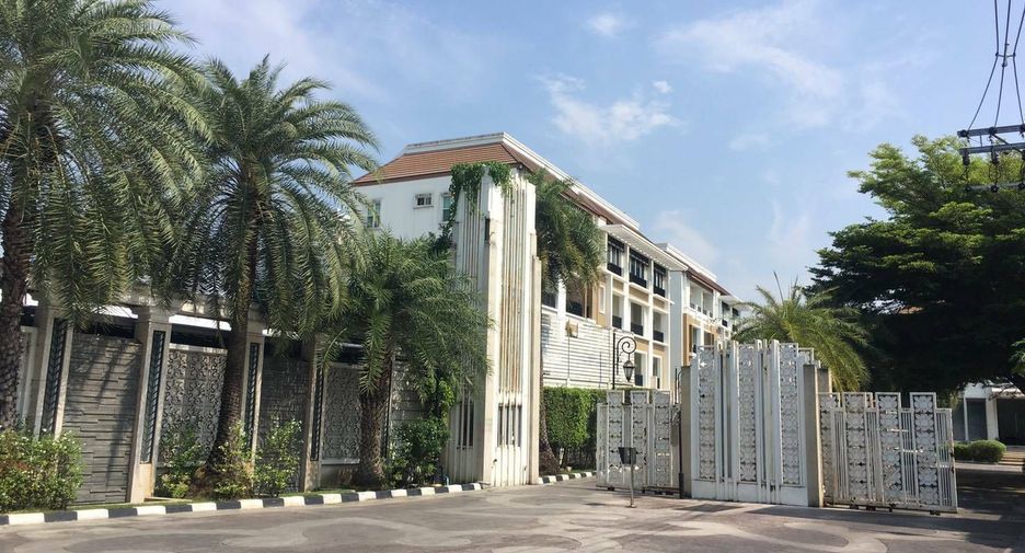 For sale 3 Beds townhouse in Yan Nawa, Bangkok