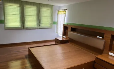 For sale 5 bed townhouse in Phra Khanong, Bangkok