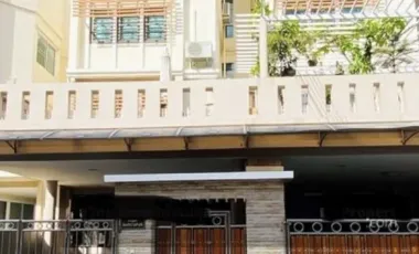 For sale 5 bed townhouse in Phra Khanong, Bangkok
