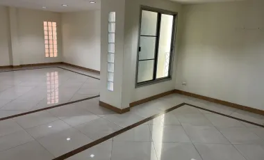 For sale 5 bed townhouse in Phra Khanong, Bangkok