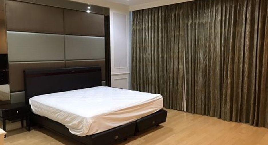 For rent 3 bedrooms condo in Pathum Wan, Bangkok