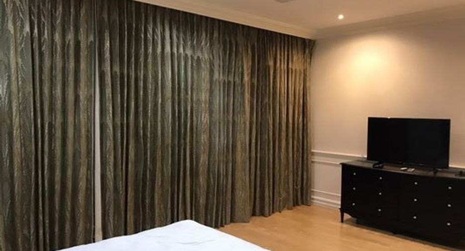 For rent 3 bedrooms condo in Pathum Wan, Bangkok