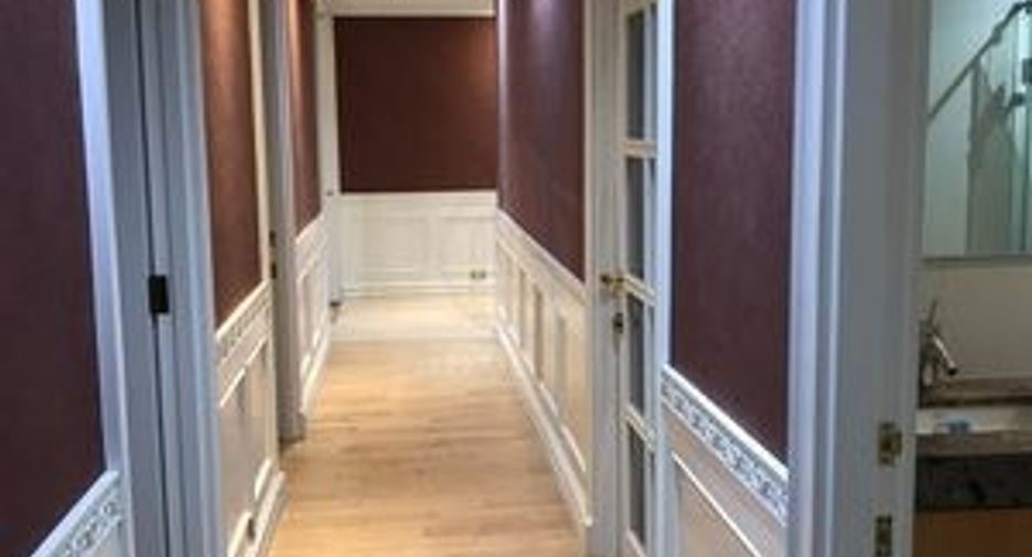 For rent 3 bedrooms condo in Pathum Wan, Bangkok