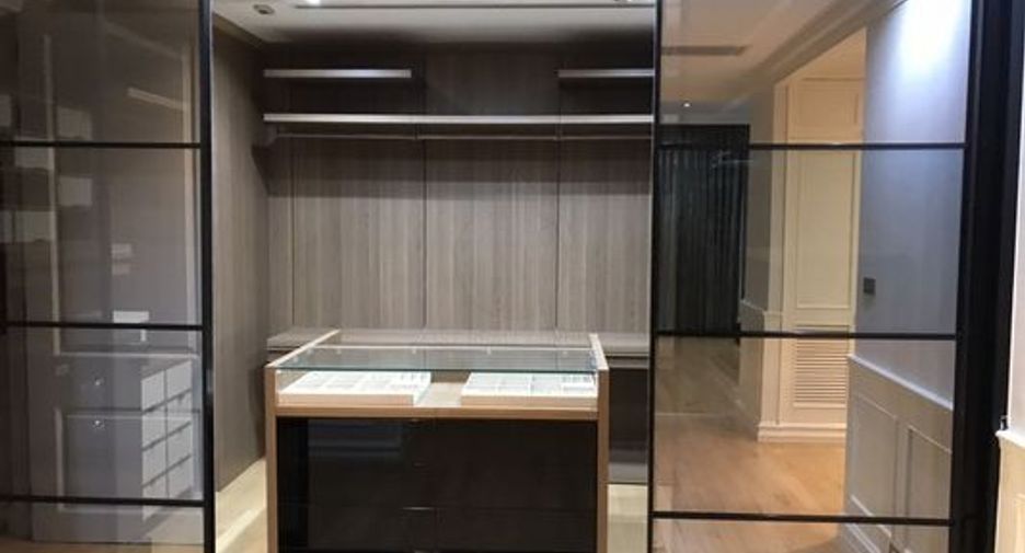 For rent 3 bedrooms condo in Pathum Wan, Bangkok