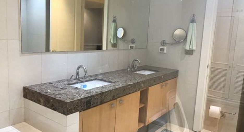 For rent 3 bedrooms condo in Pathum Wan, Bangkok
