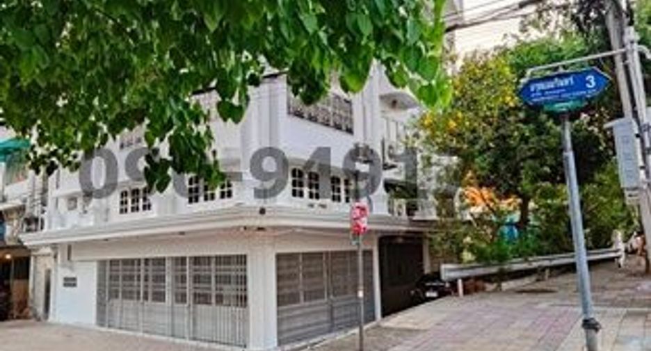 For rent 4 Beds retail Space in Khlong San, Bangkok