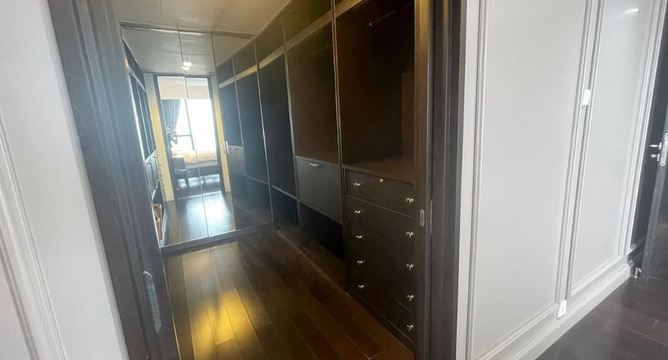For rent 4 bedrooms condo in Sathon, Bangkok