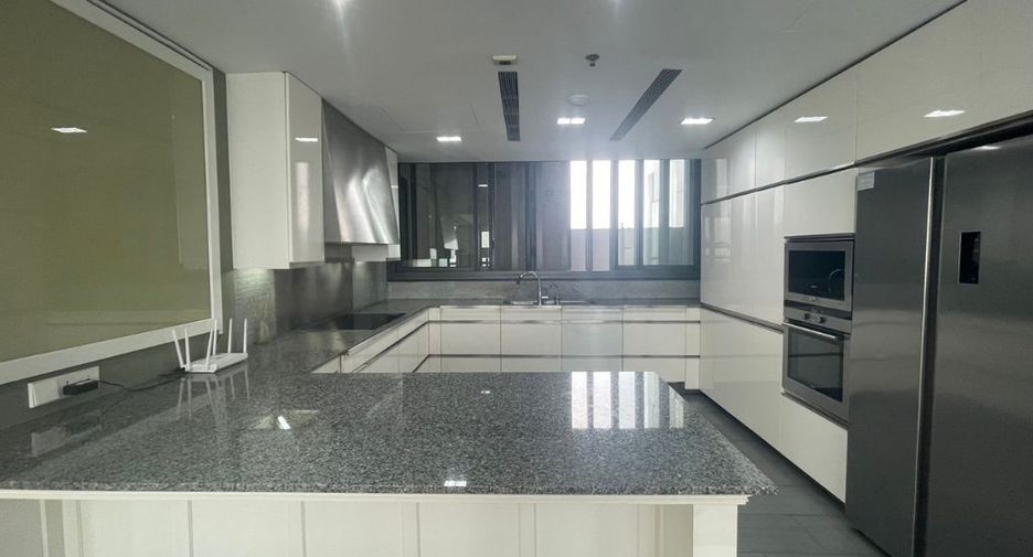 For rent 4 bedrooms condo in Sathon, Bangkok