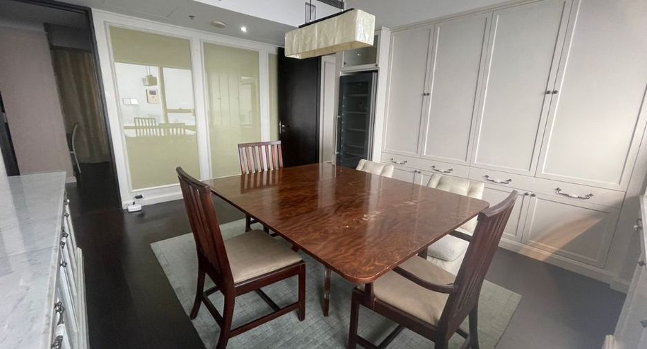 For rent 4 bedrooms condo in Sathon, Bangkok