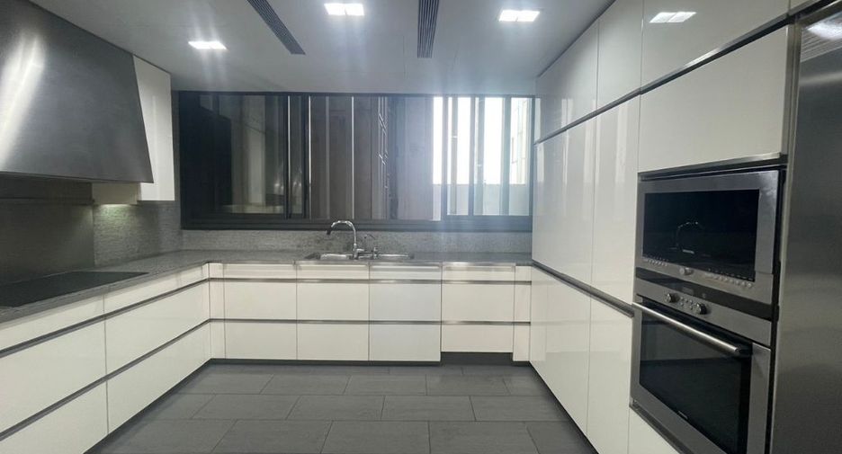 For rent 4 bedrooms condo in Sathon, Bangkok