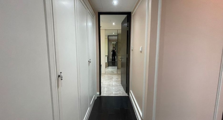 For rent 4 bedrooms condo in Sathon, Bangkok