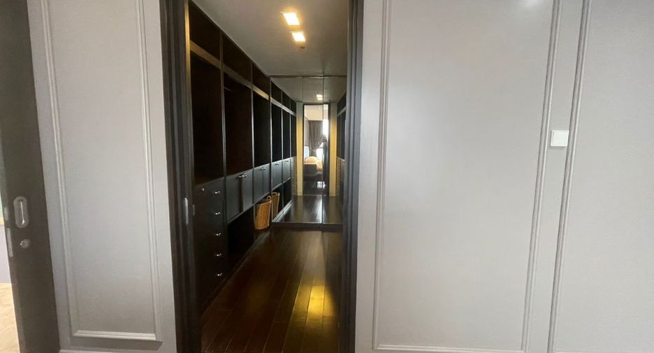 For rent 4 bedrooms condo in Sathon, Bangkok