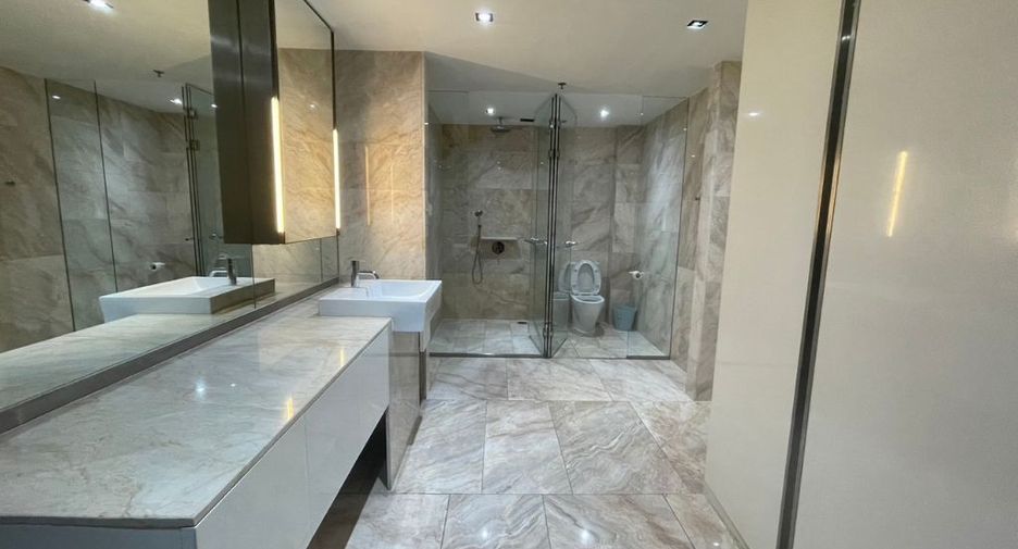 For rent 4 bedrooms condo in Sathon, Bangkok