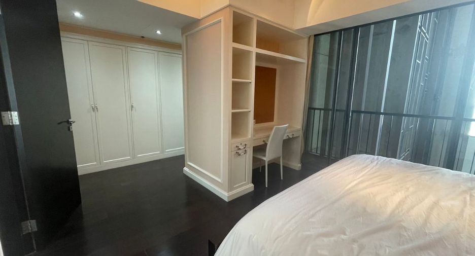 For rent 4 bedrooms condo in Sathon, Bangkok