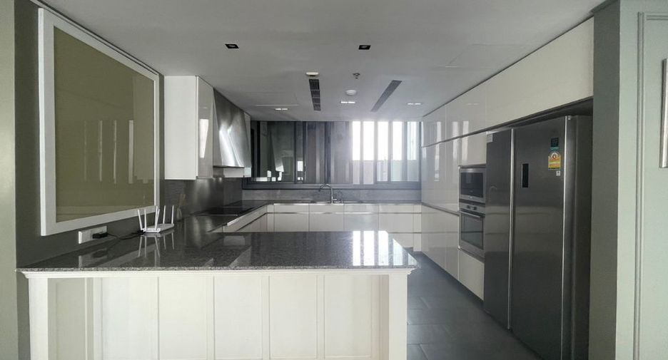 For rent 4 bedrooms condo in Sathon, Bangkok