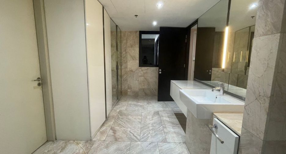 For rent 4 bedrooms condo in Sathon, Bangkok