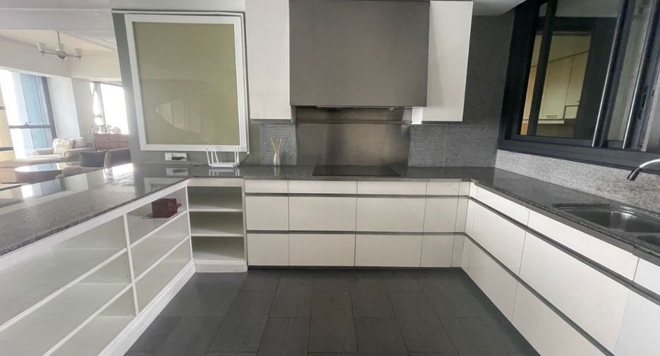 For rent 4 bedrooms condo in Sathon, Bangkok