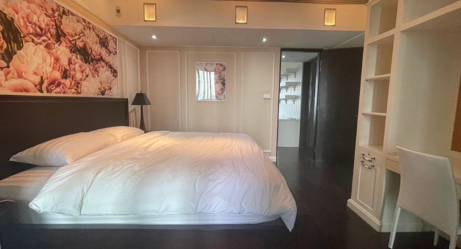 For rent 4 bedrooms condo in Sathon, Bangkok