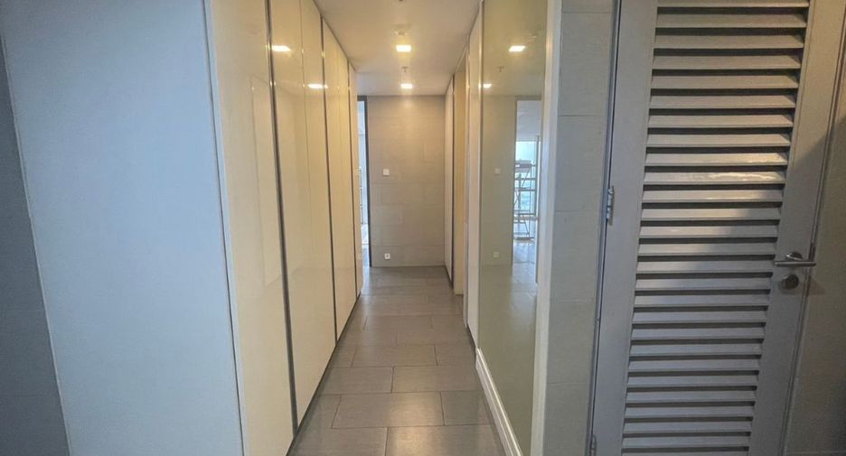 For rent 4 bedrooms condo in Sathon, Bangkok