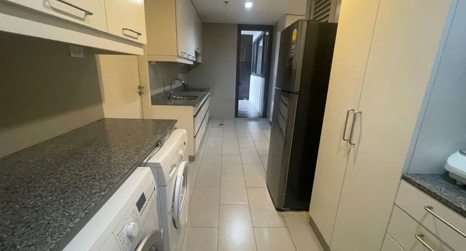 For rent 4 bedrooms condo in Sathon, Bangkok