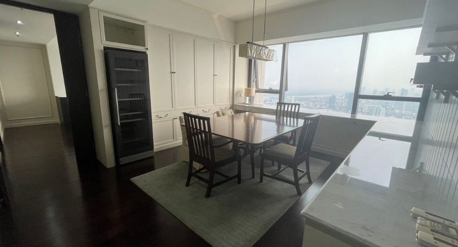 For rent 4 bedrooms condo in Sathon, Bangkok