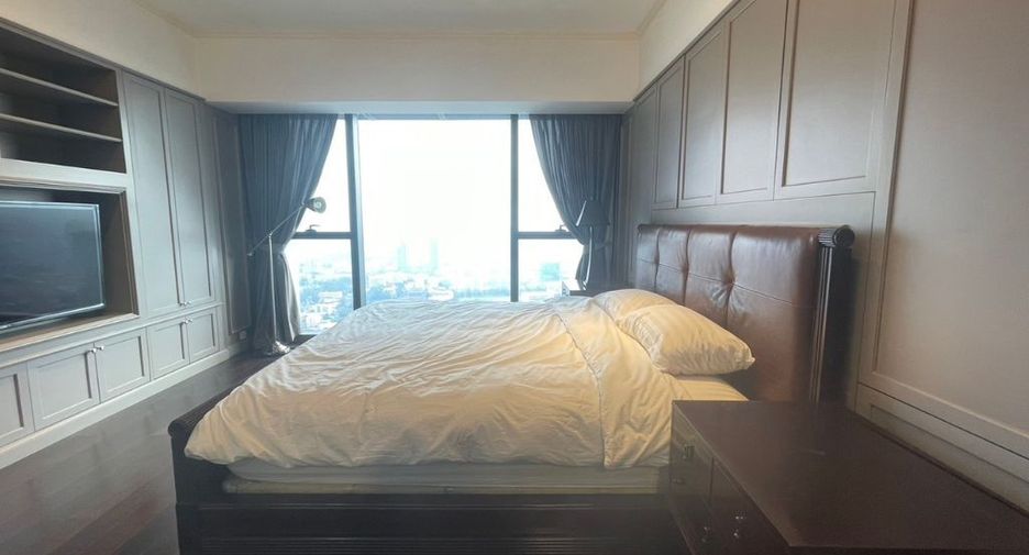 For rent 4 bedrooms condo in Sathon, Bangkok