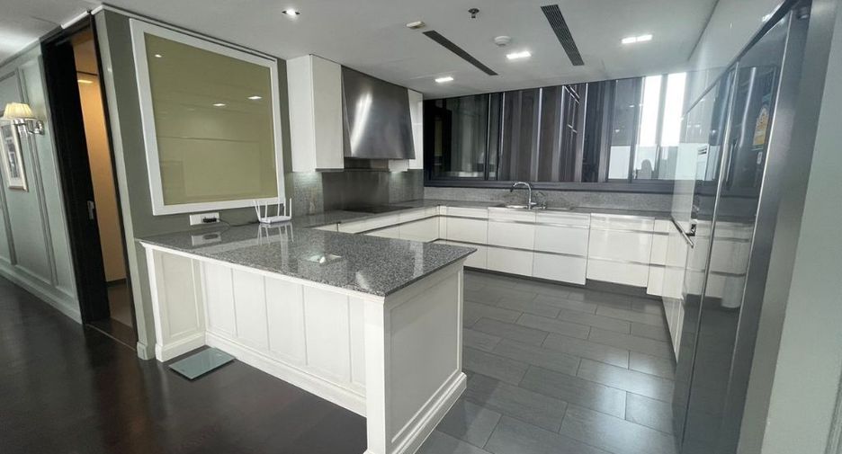 For rent 4 bedrooms condo in Sathon, Bangkok